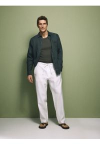 Reserved - Lniana koszula regular fit - oliwkowy. Kolor: oliwkowy. Materiał: len