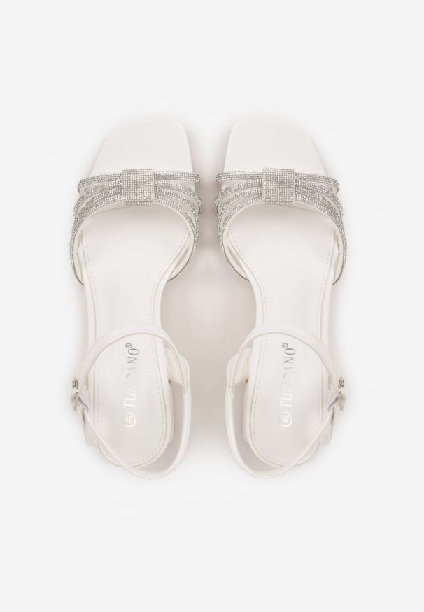 Born2be - Białe Eleganckie Sandały na Obcasie z Cyrkoniami Zitella. Okazja: na co dzień. Zapięcie: sprzączka. Kolor: biały. Materiał: jeans. Wzór: aplikacja. Obcas: na obcasie. Styl: elegancki. Wysokość obcasa: średni
