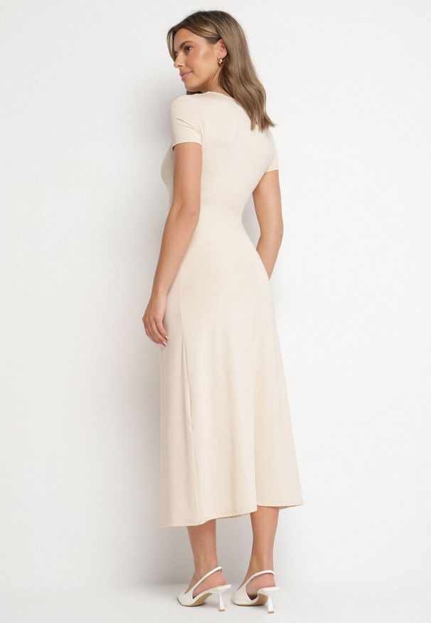 Born2be - Jasnobeżowa Sukienka o Dopasowanym Fasonie z Lekkimi Marszczeniami Aporea. Okazja: na co dzień. Kolor: beżowy. Długość rękawa: krótki rękaw. Sezon: wiosna, lato. Typ sukienki: dopasowane, sportowe. Styl: casual, elegancki, sportowy