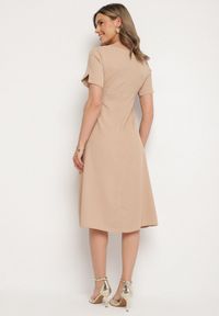Born2be - Beżowa Sukienka Vices o Rozkloszowanym Kroju z Ozdobnym Wiązaniem Ellis. Okazja: na co dzień, na imprezę. Kolor: beżowy. Materiał: skóra, jeans. Długość rękawa: krótki rękaw. Styl: klasyczny, casual #2