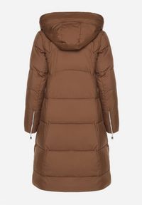 Born2be - Brązowa Pikowana Kurtka o Długim Kroju z Kapturem i Wiązanym Paskiem Neandira. Okazja: na co dzień. Typ kołnierza: kaptur. Kolor: brązowy. Materiał: jeans, materiał. Długość rękawa: długi rękaw. Długość: długie. Sezon: zima, jesień. Styl: klasyczny, casual, elegancki #3