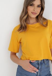 Born2be - Żółty T-shirt Rheniala. Okazja: na co dzień. Kolor: żółty. Materiał: materiał, bawełna. Długość rękawa: krótki rękaw. Długość: krótkie. Wzór: gładki. Sezon: lato. Styl: casual #1