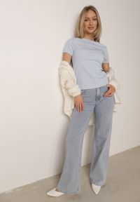 Born2be - Jasnoniebieski Dopasowany T-shirt z Prążkowanej Tkaniny z Bawełny Acalenos. Okazja: na co dzień. Kolor: niebieski. Materiał: prążkowany, bawełna, tkanina. Sezon: lato. Styl: casual, klasyczny, elegancki #4