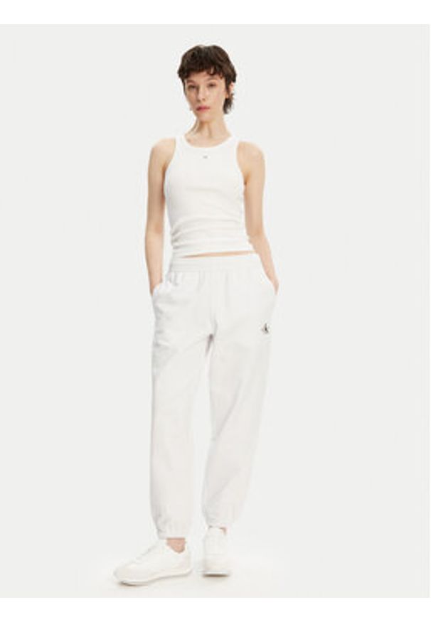 Calvin Klein Jeans Spodnie dresowe Monologo LV047B235G Biały Regular Fit. Kolor: biały. Materiał: bawełna