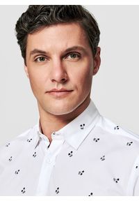 Pako Lorente - PAKO LORENTE - Biała koszula męska w wiśnie. Okazja: na co dzień. Kolor: biały. Materiał: elastan, bawełna. Długość rękawa: długi rękaw. Długość: długie. Styl: casual #5