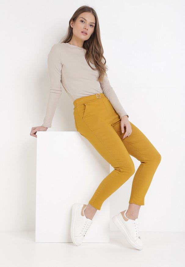 Born2be - Żółte Spodnie Skinny Aeliyah. Kolor: żółty. Materiał: polar. Długość: długie. Wzór: aplikacja