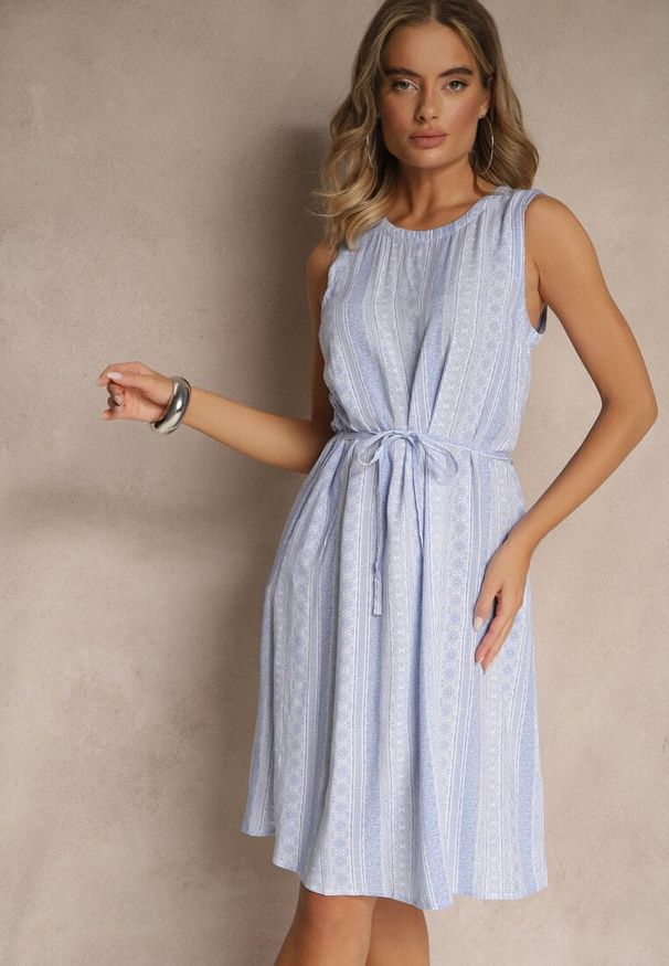 Renee - Niebieska Sukienka z Wiskozy Ozdobiona Paskiem Ralanisse. Okazja: na co dzień. Kolor: niebieski. Materiał: wiskoza. Wzór: aplikacja. Typ sukienki: proste. Styl: casual, klasyczny