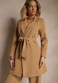 Renee - Ciemnobeżowa Sukienka o Kroju Marynarki z Usztywnioną Linią Ramion Wiązana w Talii Equintina. Okazja: na spotkanie biznesowe. Kolor: beżowy. Styl: elegancki, biznesowy