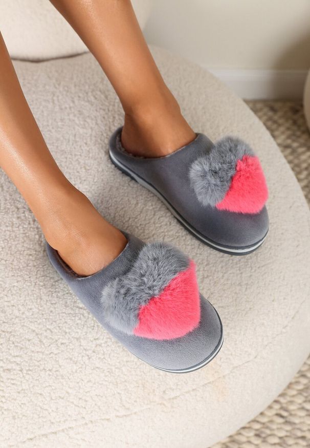 Renee - Szare Kapcie z Pomponem w Kształcie Serduszka z Futerka Rafima. Okazja: do domu. Kolor: szary. Materiał: futro. Sezon: zima, wiosna. Obcas: na obcasie. Styl: elegancki. Wysokość obcasa: niski