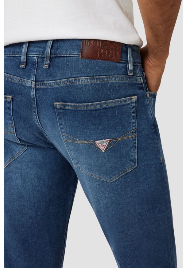 Guess - GUESS Niebieskie męskie spodnie jeansowe Finnley, Rozmiar 30/34. Kolor: niebieski. Wzór: aplikacja. Styl: klasyczny