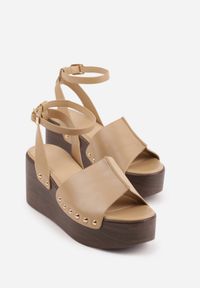 Born2be - Ciemnobeżowe Sandały na Koturnie i Platformie Ozdobione Nitami Rhethe. Okazja: na co dzień. Zapięcie: sprzączka. Kolor: beżowy. Materiał: jeans. Wzór: aplikacja. Sezon: wiosna, lato. Obcas: na koturnie. Styl: casual, elegancki #3