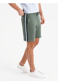 Ombre Clothing - Męskie dresowe szorty z lampasami i ściągaczem w pasie – oliwkowe V2. Okazja: na co dzień. Kolor: oliwkowy. Materiał: dresówka. Wzór: aplikacja. Styl: retro, casual #5