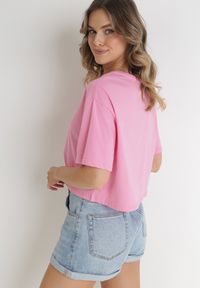 Born2be - Jasnoróżowy Krótki T-shirt Oversize Lilu. Okazja: na co dzień. Kolor: różowy. Materiał: tkanina, bawełna. Długość: krótkie. Sezon: lato, wiosna. Styl: elegancki, casual #2