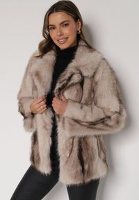 Born2be - Beżowa Kurtka Futerko z Jednorzędowym Zapięciem i Szerokim Kołnierzem Tesella. Okazja: na co dzień. Kolor: beżowy. Materiał: futro. Styl: casual, elegancki #6