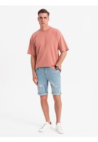 Ombre Clothing - Męskie krótkie spodenki jeansowe z przetarciami i podwiniętą nogawką – jasnoniebieskie V1. Okazja: na co dzień. Kolor: niebieski. Materiał: jeans. Długość: krótkie. Wzór: aplikacja. Sezon: lato. Styl: casual #9
