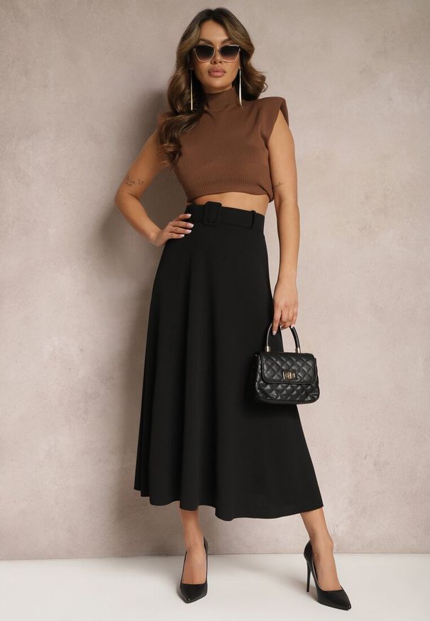 Renee - Czarna Rozkloszowana Spódnica Maxi z Paskiem i Klamrą Adlirca. Okazja: na co dzień. Kolor: czarny. Materiał: materiał. Wzór: gładki. Styl: casual