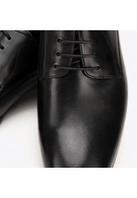 Wittchen - Męskie buty derby skórzane proste czarne. Okazja: do pracy. Kolor: czarny. Materiał: skóra. Wzór: gładki, aplikacja. Styl: elegancki