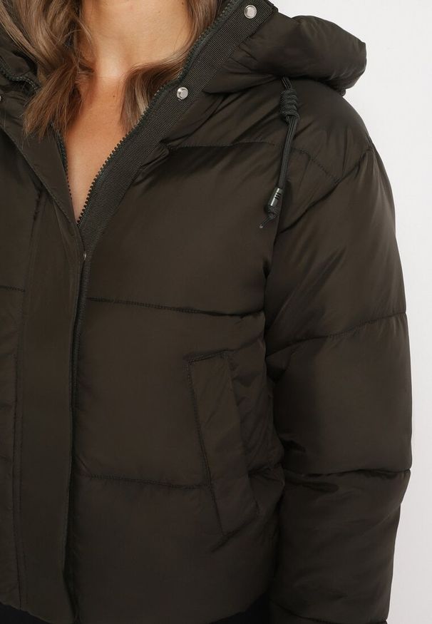 Born2be - Ciemnozielona Pikowana Kurtka Puffer z Kapturem Miviera. Okazja: na spotkanie biznesowe, do pracy, na co dzień. Typ kołnierza: kaptur. Kolor: zielony. Materiał: jeans. Sezon: zima. Styl: biznesowy, elegancki, casual