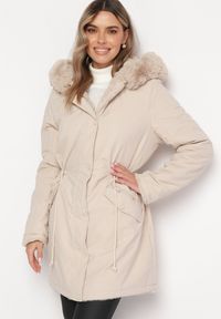 Born2be - Jasnobeżowa Kurtka z Kapturem i Ozdobnym Futerkiem Lutiena. Typ kołnierza: kaptur. Kolor: beżowy. Materiał: futro #3
