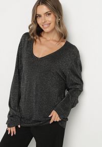 Born2be - Czarny Wiskozowy Sweter o Pudełkowym Kroju z Metaliczną Nitką Essmia. Okazja: na co dzień, na spacer. Typ kołnierza: dekolt w serek. Kolekcja: plus size. Kolor: czarny. Materiał: wiskoza. Styl: klasyczny, casual