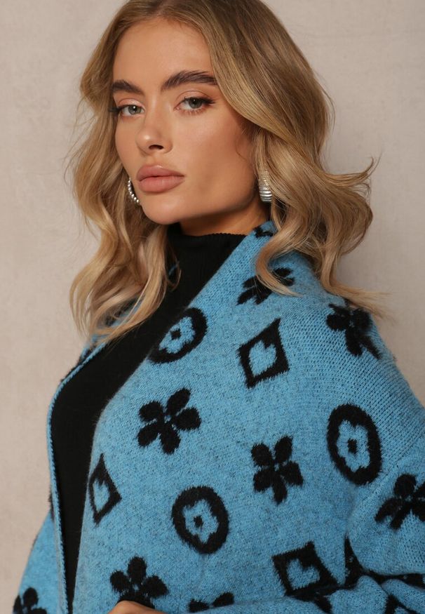 Renee - Niebieski Kardigan z Wiązanym Paskiem Ozdobiony Wzorem w Kwiaty Timonen. Kolor: niebieski. Materiał: tkanina, dzianina, materiał. Wzór: aplikacja, kwiaty