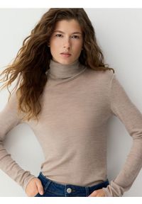 Reserved - Golf z wełny merino - beżowy. Typ kołnierza: golf. Kolor: beżowy. Materiał: wełna #1