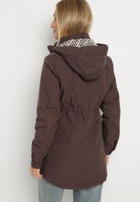 Born2be - Brązowa Kurtka Parka z Kapturem z Ozdobną Wyściółką Tiolara. Okazja: na co dzień, na spacer. Typ kołnierza: kaptur. Kolor: brązowy. Materiał: jeans. Styl: sportowy, casual #4
