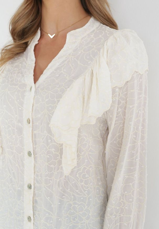 Born2be - Beżowa Wiskozowa Koszula z Haftowanej Tkaniny z Falbankami Emsley. Typ kołnierza: kołnierz z falbankami. Kolor: beżowy. Materiał: wiskoza, tkanina. Długość rękawa: długi rękaw. Długość: długie. Wzór: haft. Styl: elegancki