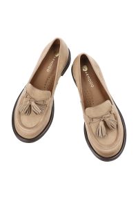 Mokasyny beżowe Armodo, z miękką cholewką i dekoracyjnymi chwostami na przodzie osadzone na niskim stabilnym obcasie zapewniają wygodę, beżowe, 1726. Kolor: beżowy. Materiał: nubuk. Szerokość cholewki: normalna. Obcas: na obcasie. Styl: klasyczny, elegancki. Wysokość obcasa: średni #2
