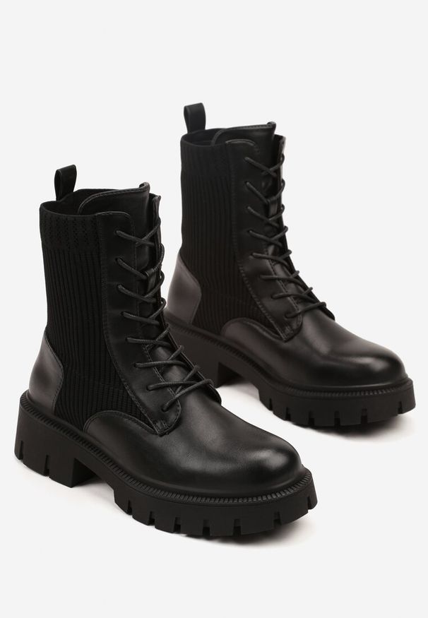 Renee - Czarne Botki Workery Ozdobione Skarpetową Cholewką Apolii. Okazja: na co dzień. Kolor: czarny. Materiał: skóra. Szerokość cholewki: normalna. Wzór: aplikacja. Styl: casual