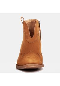 Marco Shoes Nieocieplane botki z zamszu i falistymi wstawkami brązowe. Kolor: brązowy. Materiał: zamsz