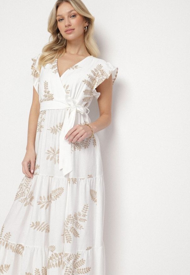 Born2be - Biała Wiskozowa Sukienka Kopertowa z Metaliczną Nicią i Haftem Frolvesa. Okazja: na co dzień. Kolor: biały. Materiał: wiskoza. Wzór: haft. Typ sukienki: kopertowe. Styl: casual, elegancki