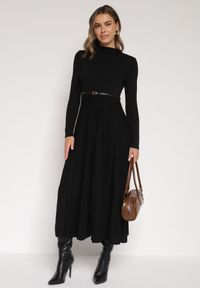 Born2be - Czarna Rozkloszowana Sukienka z Dzianiny z Wiskozą z Długim Rękawem i Paskiem Tusmina. Okazja: na co dzień. Kolor: czarny. Materiał: wiskoza, dzianina. Długość rękawa: długi rękaw. Styl: klasyczny, casual, elegancki #6