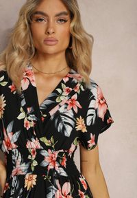 Renee - Czarno-Różowa Kopertowa Sukienka w Kwiaty z Gumką w Talii Nobbia. Okazja: na co dzień. Kolor: czarny. Materiał: bawełna. Wzór: kwiaty. Typ sukienki: kopertowe. Styl: casual #5