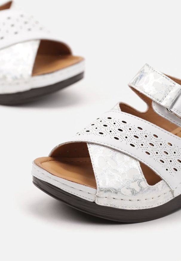 Born2be - Białe Klapki na Koturnie z Ażurowym Wzorem Finriti. Okazja: na co dzień. Kolor: biały. Wzór: ażurowy. Sezon: lato. Obcas: na koturnie. Styl: casual, boho. Wysokość obcasa: średni