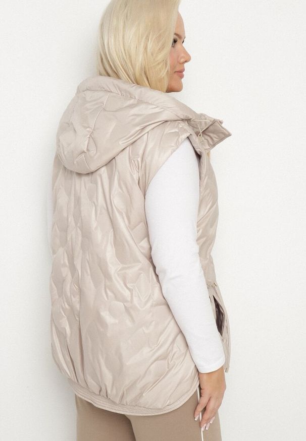 Born2be - Beżowa Kamizelka Pikowana z Ozdobnymi Kieszonkami z Kapturem Embia. Okazja: na co dzień, na spacer. Typ kołnierza: kaptur. Kolekcja: plus size. Kolor: beżowy. Materiał: jeans. Sezon: jesień. Styl: elegancki, casual