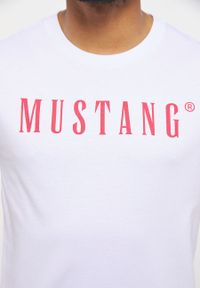 Mustang - MUSTANG Style Alex C LOGO Tee MĘSKI T-SHIRT KOSZULKA NADRUK LOGO General White 1013221 2045. Okazja: na plażę. Kolekcja: plus size. Materiał: jeans, skóra, bawełna. Długość: długie. Wzór: nadruk. Styl: retro, wizytowy #8