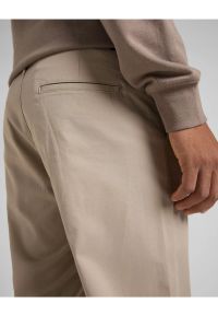 Lee - LEE MĘSKIE SPODNIE MATERIAŁOWE LEE RELAXED CHINO STONE L70XTY58 112145506. Materiał: materiał