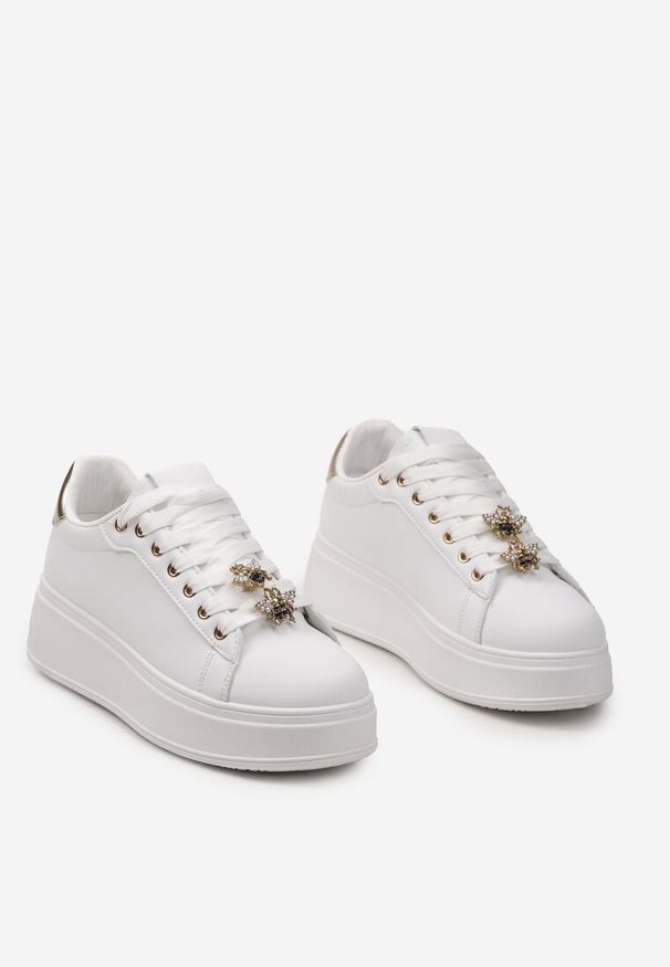 Renee - Białe Sneakersy na Platformie z Zawieszkami Ozdobionymi Cyrkoniami i Perłami Ellaina. Okazja: na co dzień. Nosek buta: okrągły. Kolor: biały. Materiał: jeans. Wzór: aplikacja. Obcas: na platformie. Sport: turystyka piesza