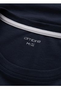 Ombre Clothing - Longsleeve męski z elastanem sygnowany z okrągłym dekoltem - granatowy V2 - Rozmiar: M. Kolor: niebieski. Materiał: elastan. Długość rękawa: długi rękaw. Wzór: gładki, jednolity. Styl: klasyczny #7