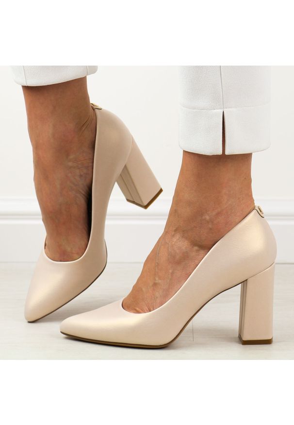 Beżowe perłowe czółenka damskie na słupku Sergio Leone Pb216. Okazja: na wesele, na spotkanie biznesowe, na ślub cywilny. Kolor: beżowy. Materiał: skóra. Szerokość cholewki: normalna. Sezon: wiosna, jesień. Obcas: na słupku. Styl: elegancki, klasyczny, biznesowy