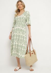 Born2be - Zielono-Kremowa Sukienka Wiskozowa Rozkloszowana z Odkrytymi Plecami w Print Boho Turaisa. Okazja: na co dzień. Typ kołnierza: dekolt w kształcie V. Kolor: zielony. Materiał: wiskoza. Długość rękawa: długi rękaw. Wzór: nadruk. Typ sukienki: proste, rozkloszowane. Styl: boho #7