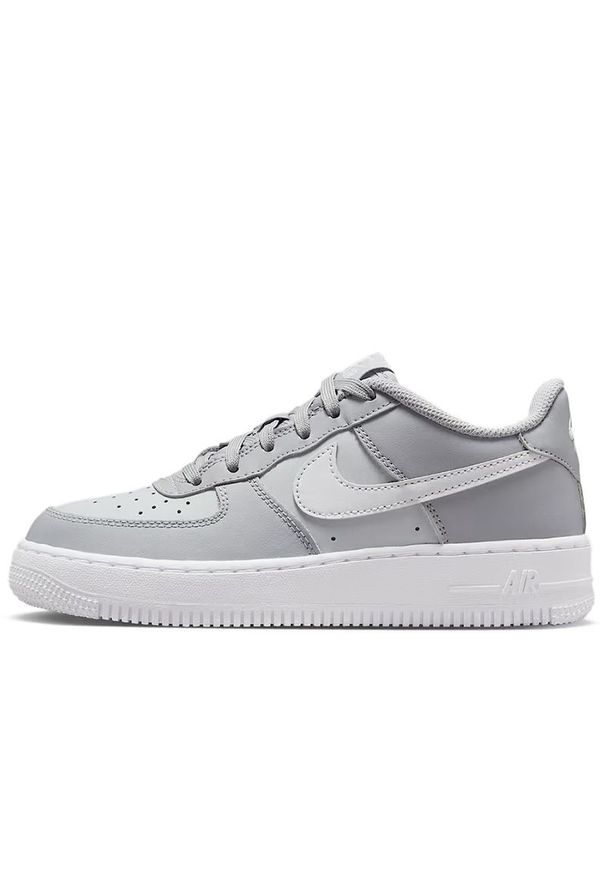 Buty młodzieżowe Nike Air Force 1 FV5948-005 - szare. Kolor: szary. Materiał: guma, skóra, syntetyk. Szerokość cholewki: normalna. Sezon: lato. Model: Nike Air Force. Sport: koszykówka