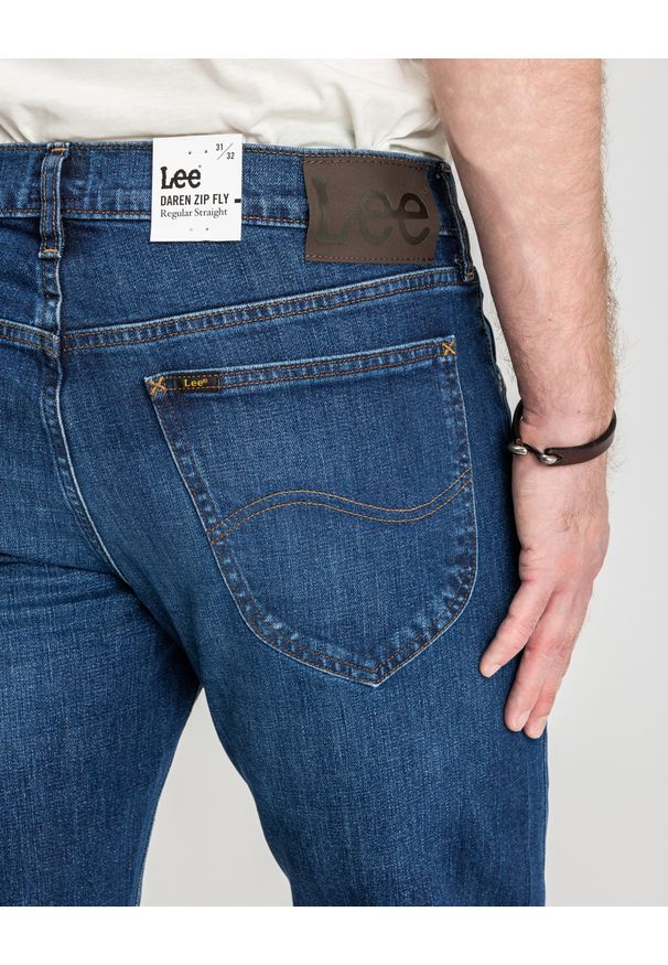 Lee - LEE DAREN MĘSKIE SPODNIE JEANSOWE REGULAR STRAIGHT L707KNDD 112118219. Okazja: do pracy, na co dzień. Długość: krótkie. Wzór: napisy, jednolity. Sezon: wiosna, lato, jesień. Styl: casual, klasyczny