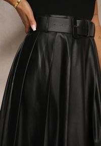 Renee - Czarna Plisowana Spódnica w Stylu Preppy o Rozkloszowanym Kroju High Waist z Paskiem Iriviel. Okazja: na co dzień, na imprezę. Stan: podwyższony. Kolor: czarny. Styl: casual, elegancki