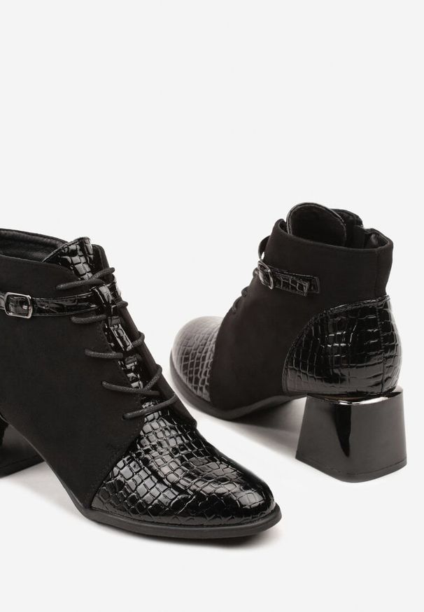 Renee - Czarne Botki Vices Typu Trzewiki na Słupku z Lakierowanymi Wstawkami i Klamrą Madvira. Okazja: na co dzień, na spotkanie biznesowe. Zapięcie: klamry. Kolor: czarny. Materiał: lakier. Obcas: na słupku. Styl: biznesowy, casual