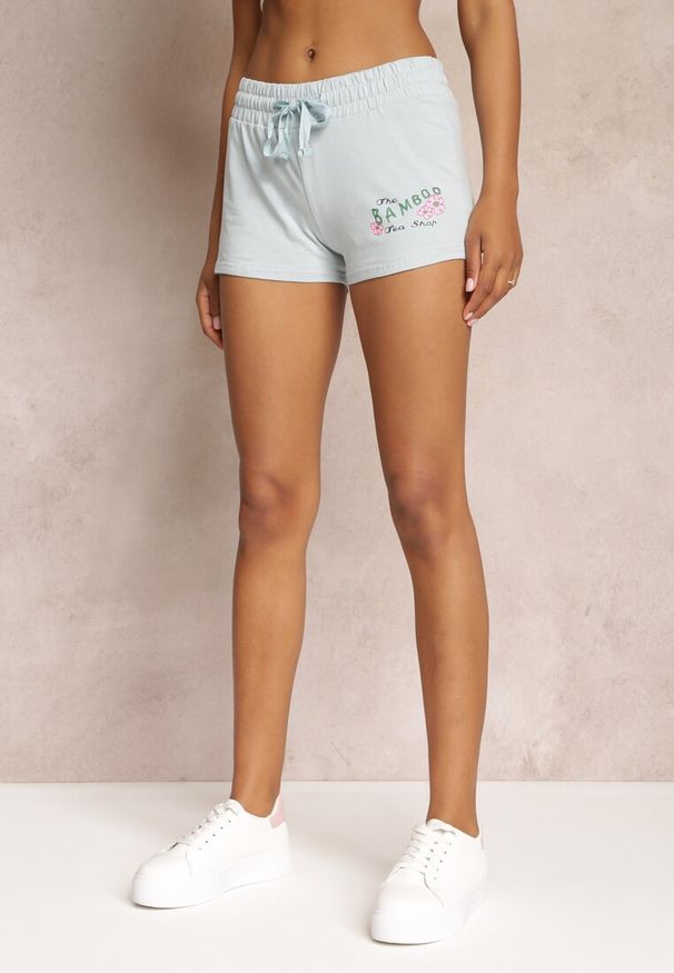 Renee - Niebieskie Dresowe Szorty z Gumką w Talii i Ozdobnym Napisem Kelta. Okazja: na co dzień. Kolor: niebieski. Materiał: dresówka. Wzór: napisy. Styl: casual