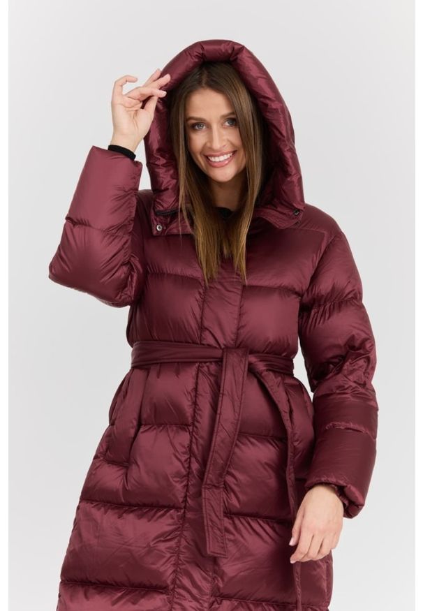 Hetrego - HETREGO Bordowy damski puchowy płaszcz Karen Woman Quilted Coat. Kolor: czerwony. Materiał: puch. Długość rękawa: długi rękaw. Długość: do kolan. Sezon: zima. Styl: klasyczny, elegancki