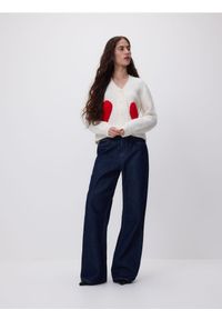 Reserved - Kardigan z haftem - kremowy. Kolor: kremowy. Materiał: wełna, dzianina. Wzór: haft #1