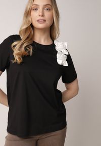 Born2be - Czarno-Biały Klasyczny T-shirt z Bawełny Zdobiony Aplikacją 3D w Kształcie Kwiatów Noebel. Okazja: na co dzień. Kolor: czarny. Materiał: bawełna. Wzór: aplikacja, kwiaty. Styl: klasyczny #4